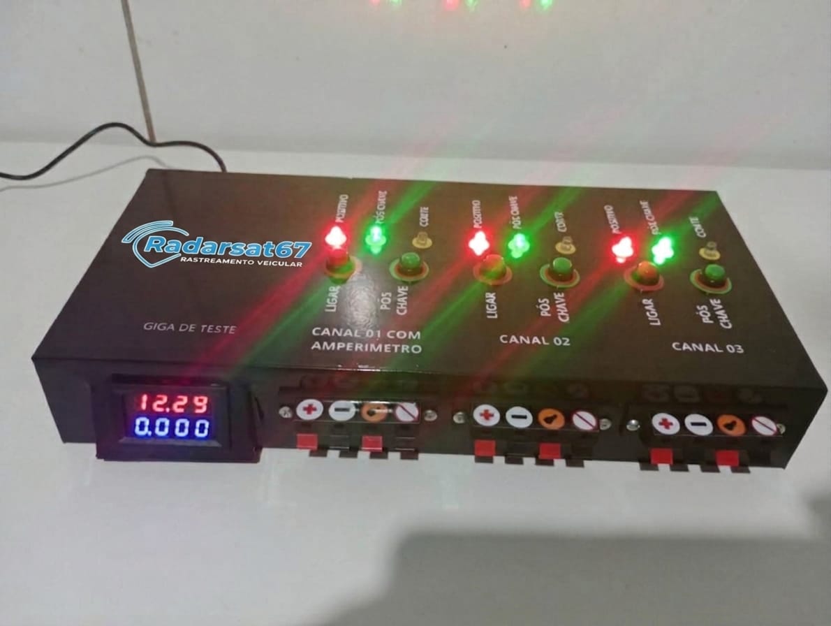 caixa preta de equipamento de rastreamento veicular com logo da Radarsat67, três canais com LEDs vermelho/verd